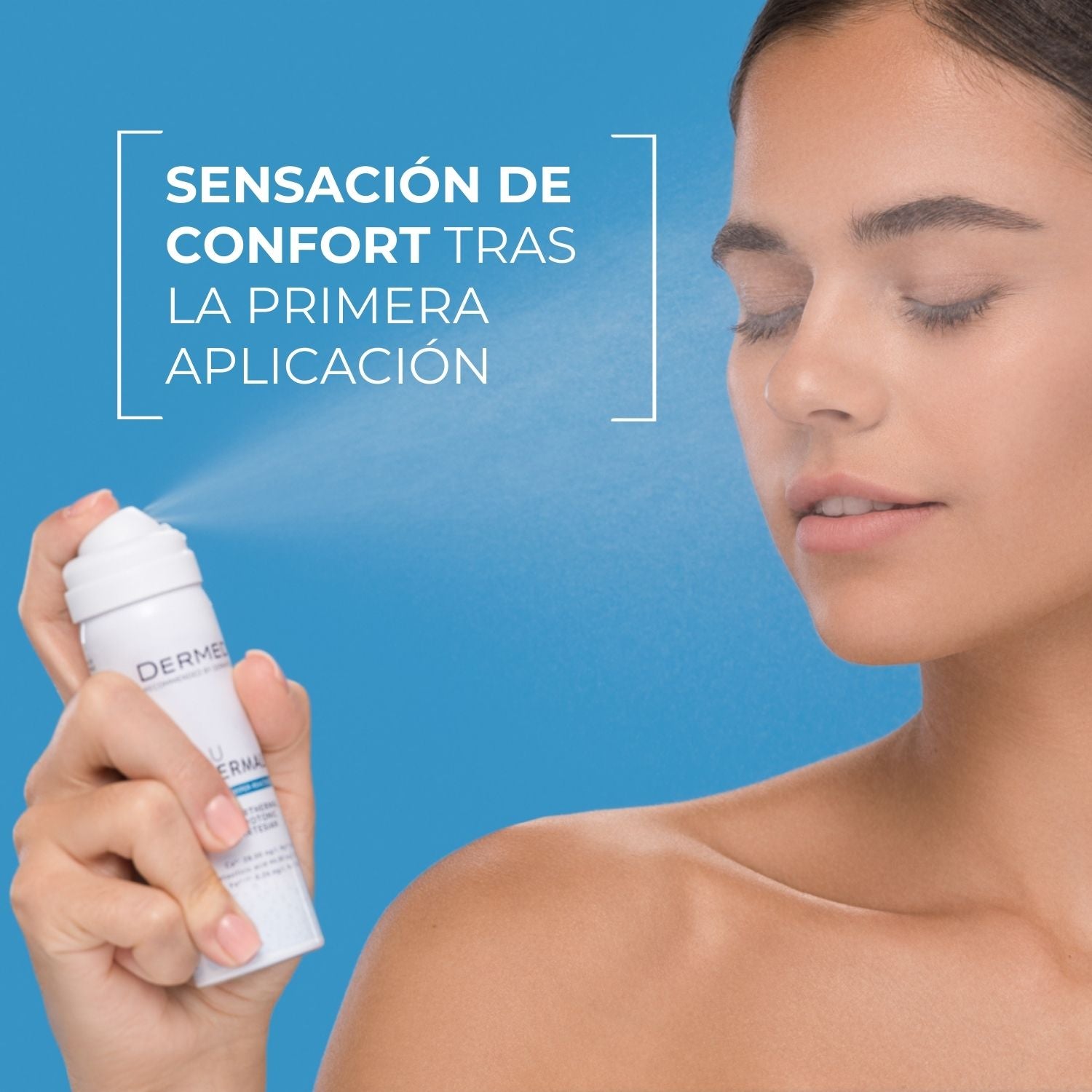 Mujer aplicando Agua Termal Dermedic. Spray blanco sobre fondo azul. Sensación de confort tras la primera aplicación. Piel...