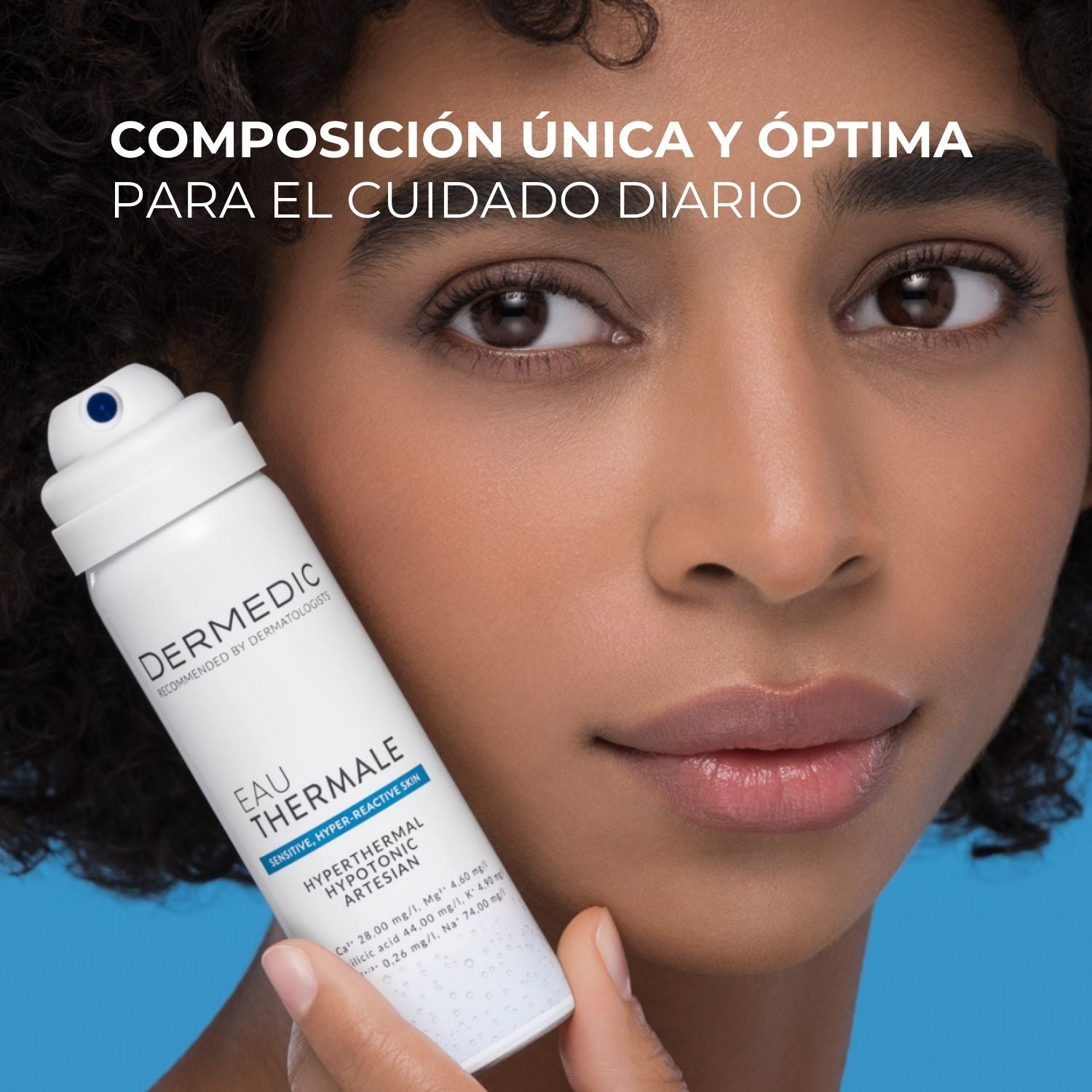Mujer aplicando Agua Termal 50 Ml Dermedic. Spray blanco con texto azul, piel hidratada y luminosa.